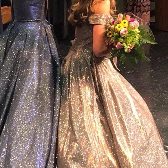 Jovani size 2 gold liquid sequins - Picture 3 of 6